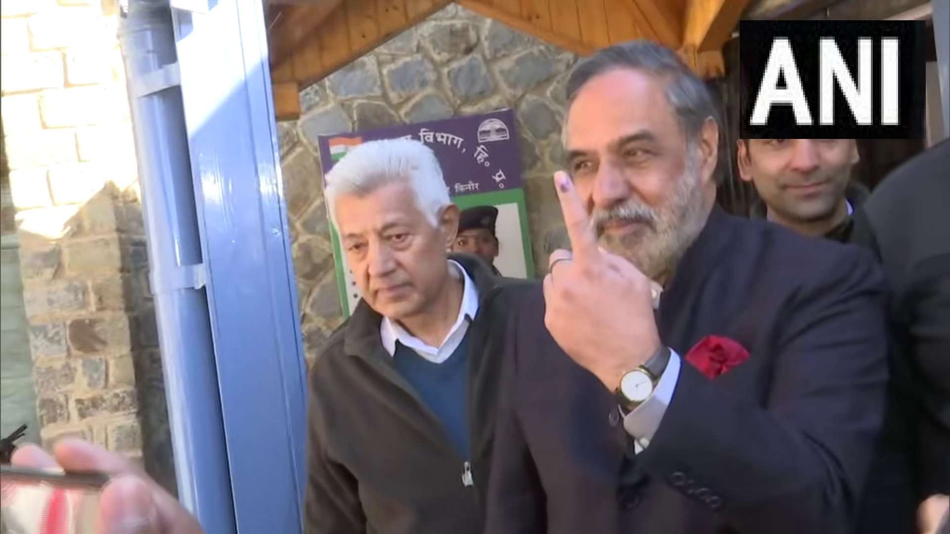 हिमाचल प्रदेश में शांतिपूर्ण मतदान जारी, कई दिग्गजों ने किया मतदान