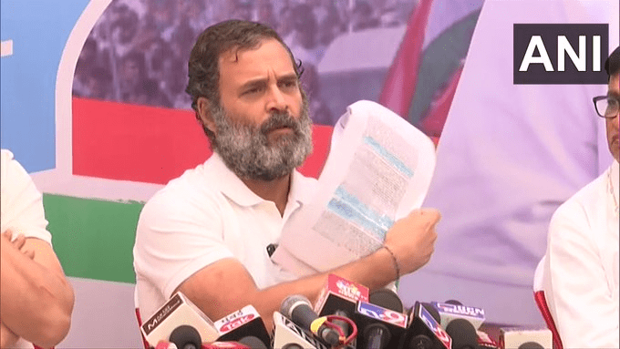 राहुल गांधी ने दिखाई वीर सावरकर की चिट्ठी, कहा ‘ये अंग्रेजो की करते थे मदद’