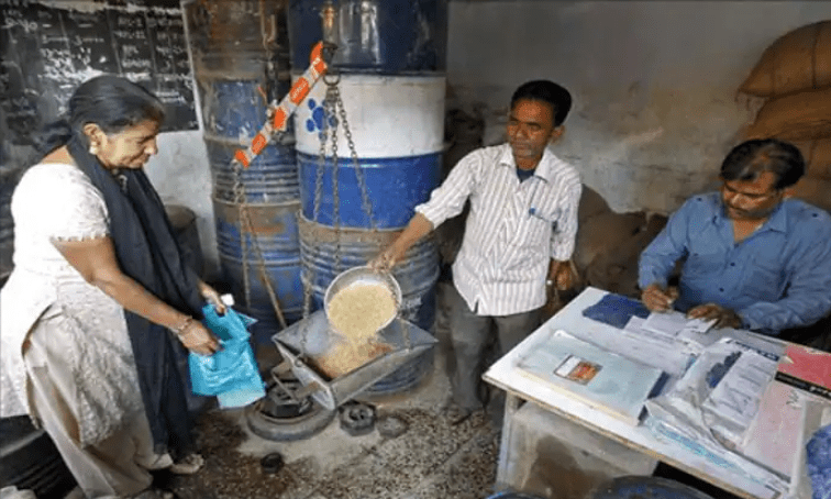 सरकार ने मुफ्त राशन की अवधि एक वर्ष बढ़ाई