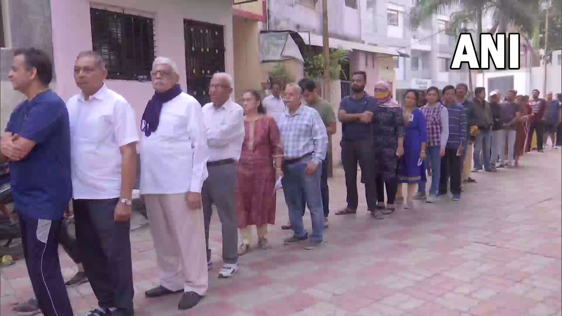 गुजरात में अंतिम चरण के चुनाव के लिए मतदान जारी