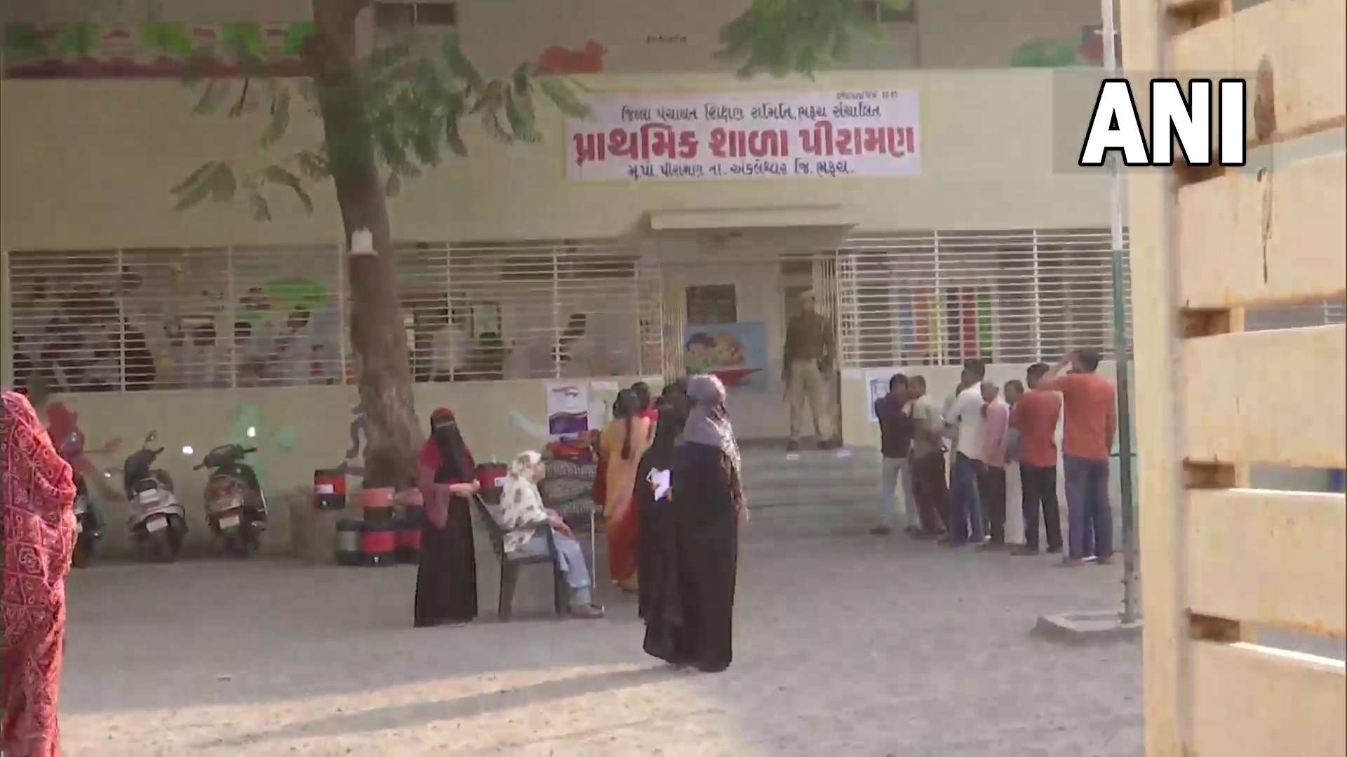 गुजरात चुनाव: पहले चरण में 5 बजे तक 56.88% मतदान, बूथ पर गैस सिलेंडर लेकर पहुंचा मतदाता