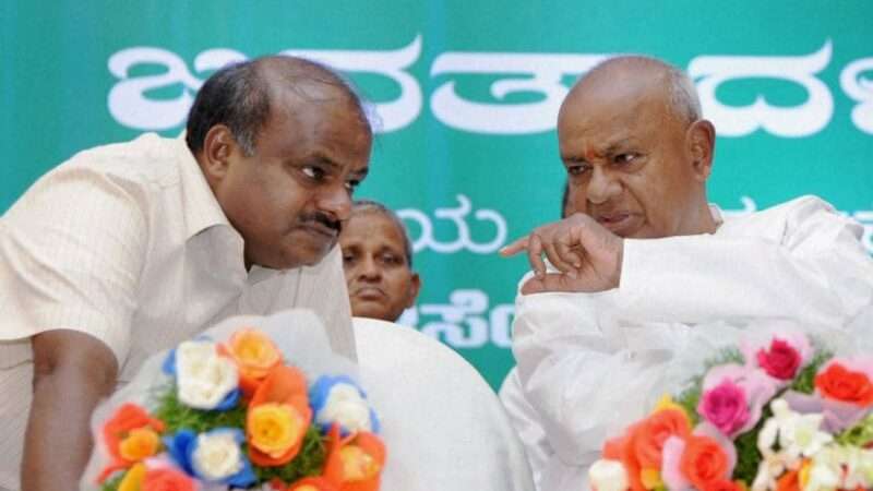 भ्रष्टाचार के आरोपों के बाद बेटे कुमार स्वामी के समर्थन में आये पूर्व पीएम देवगौड़ा