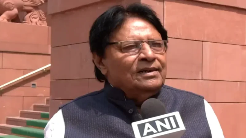 सपा सांसद रामजीलाल सुमन के काफिले पर करणी सेना का हमला, चौकी इंचार्ज निलंबित