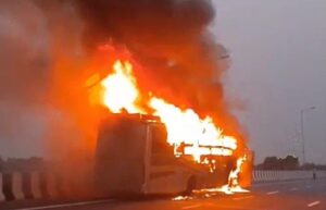 बिहार से दिल्ली आ रही स्लीपर बस में लगी आग, 5 जिंदा जले