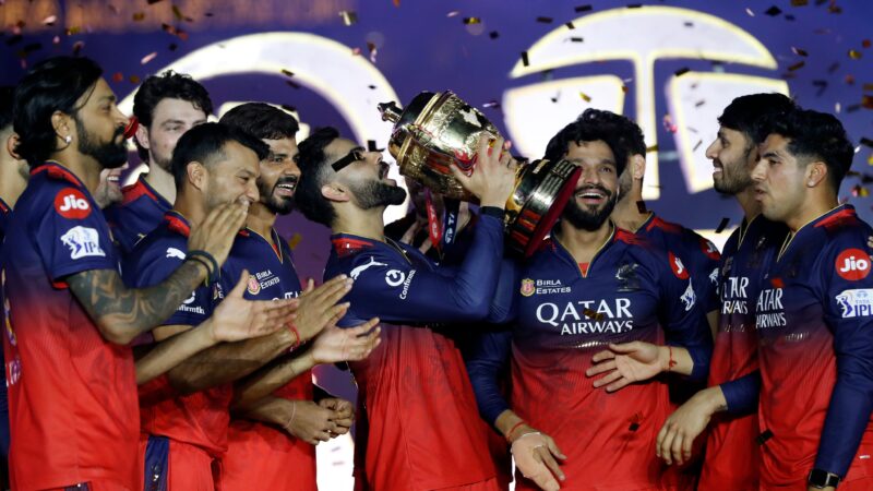 18 साल बाद RCB के हाथ लगी ट्रॉफी, भावुक हुए कोहली