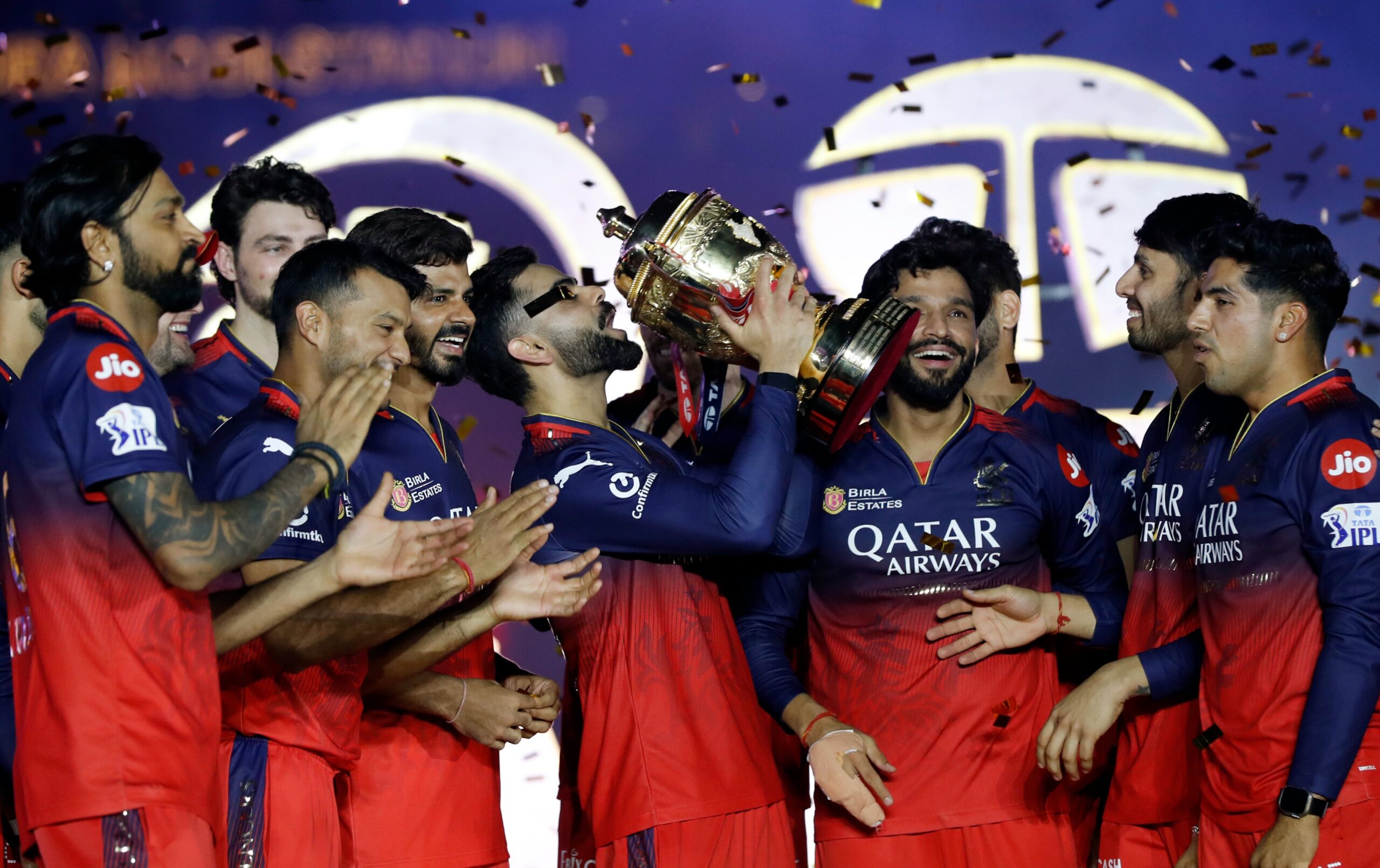 18 साल बाद RCB के हाथ लगी ट्रॉफी, भावुक हुए कोहली