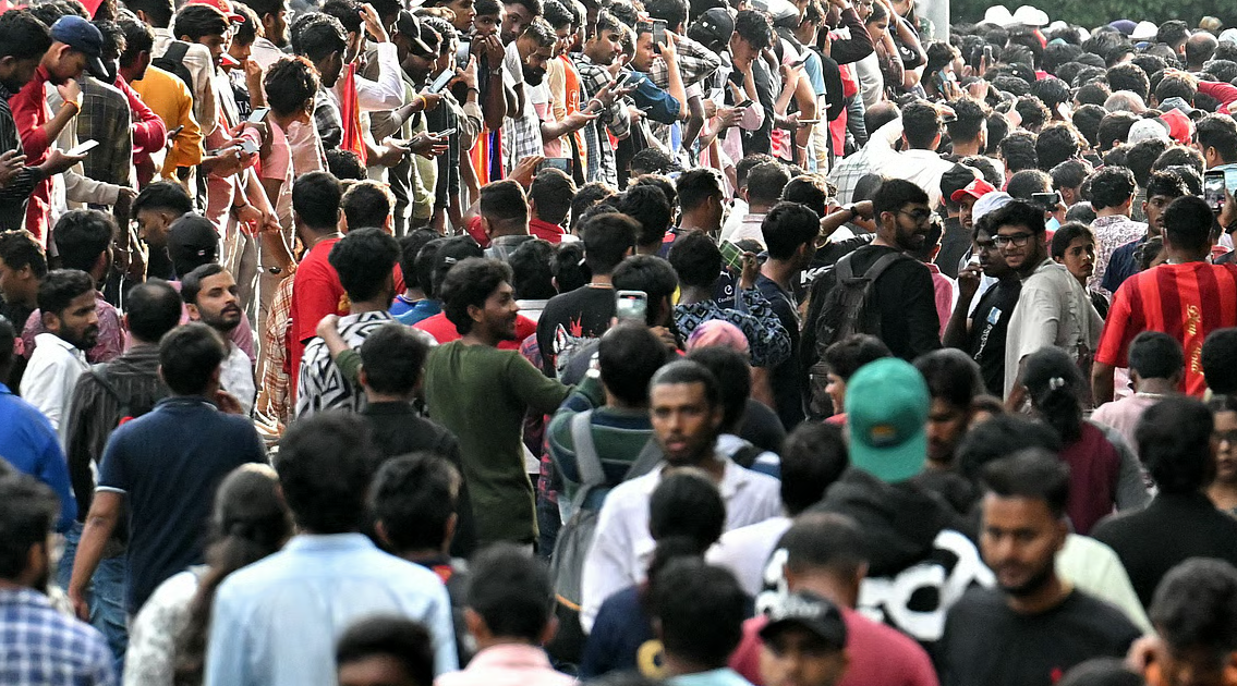 बेंगलुरु भगदड़ मामले में RCB के खिलाफ FIR, मृतकों को 10-10 लाख रूपये देगी RCB