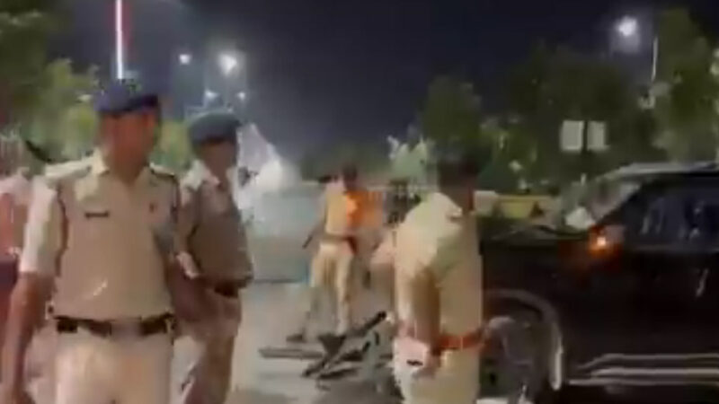 BJP का झंडा लगाए घूम रही गाड़ी ने पुलिसवालों को रौंदा, महिला पुलिसकर्मी की मौत