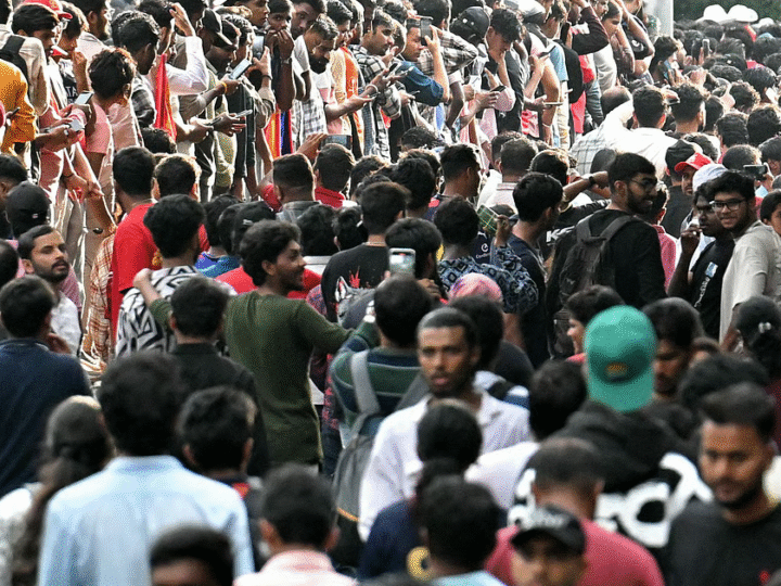 बेंगलुरु भगदड़ मामले में RCB के खिलाफ FIR, मृतकों को 10-10 लाख रूपये देगी RCB