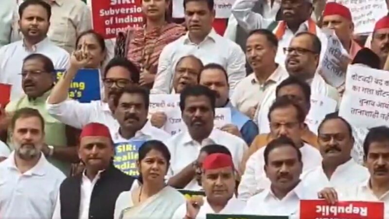 बिहार में SIR के मुद्दे पर विपक्ष का संसद में प्रदर्शन, कार्यवाही कल तक के लिए स्थगित