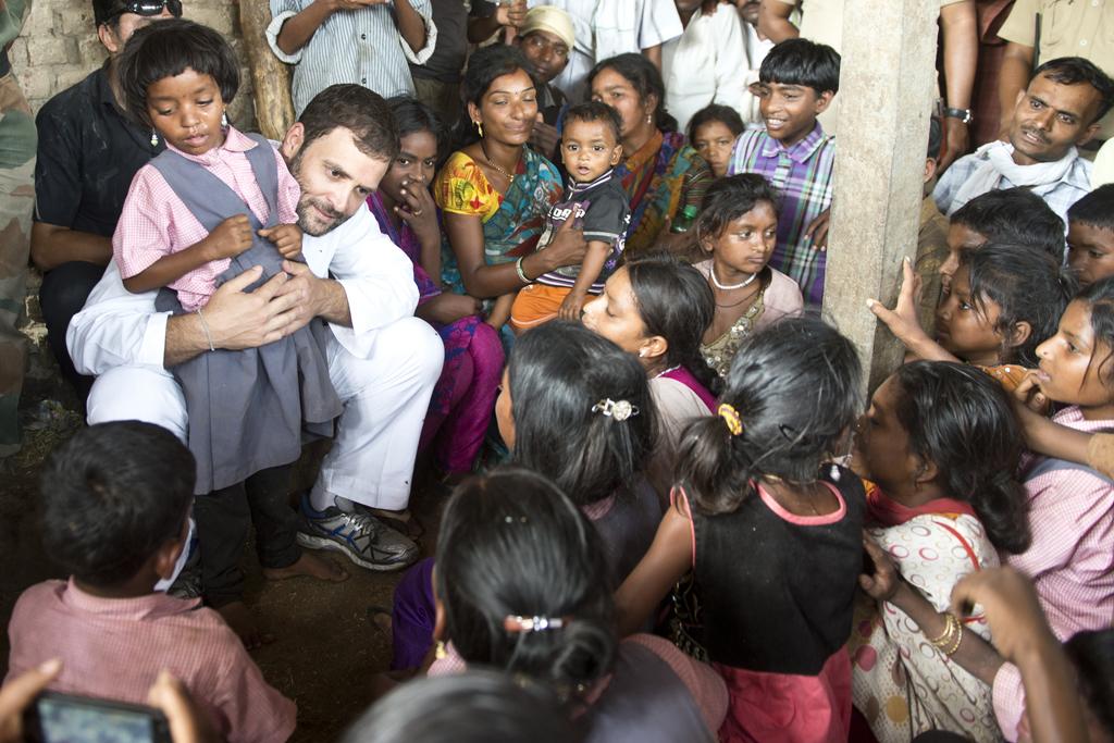 पाक गोलाबारी में माता-पिता को खोने वाले 22 बच्चों को गोद लेंगे राहुल गांधी