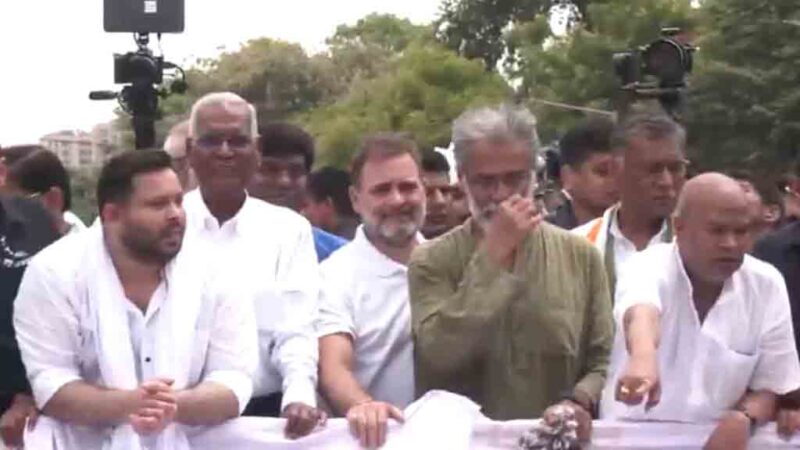 मतदाता सूची पुनरीक्षण: बिहार में विपक्ष का चक्का जाम, राहुल गांधी पहुंचे पटना