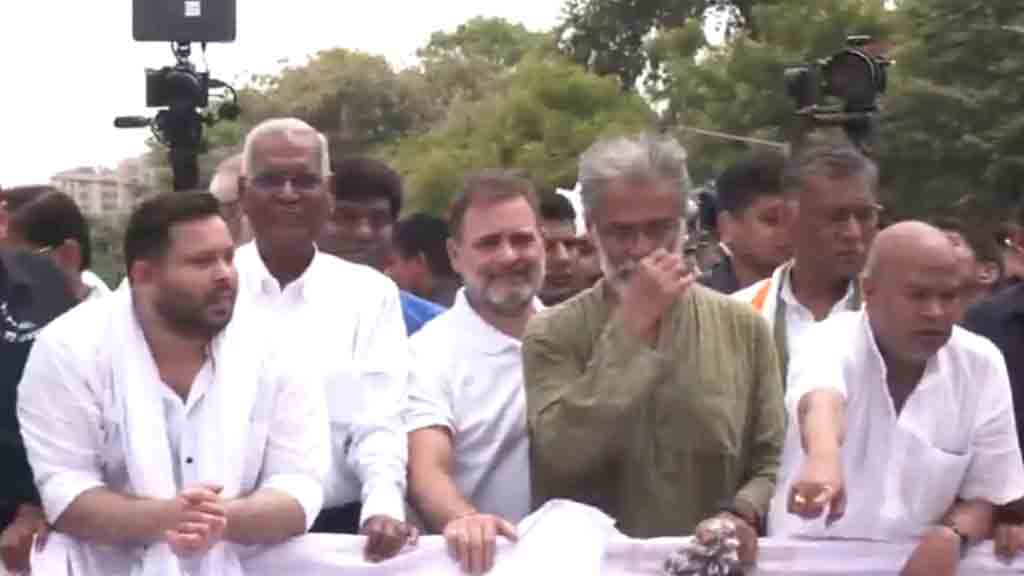 मतदाता सूची पुनरीक्षण: बिहार में विपक्ष का चक्का जाम, राहुल गांधी पहुंचे पटना