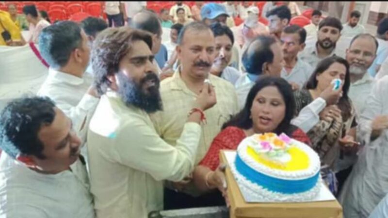 केक काटकर मनाया पूर्व पीएम राजीव गांधी का जन्म दिन, वरिष्ठ नेताओं की मौजूदगी ने बढ़ाया कांग्रेसियों का जोश