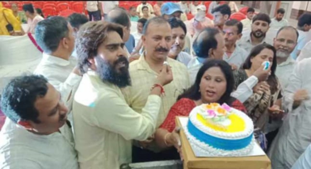 केक काटकर मनाया पूर्व पीएम राजीव गांधी का जन्म दिन, वरिष्ठ नेताओं की मौजूदगी ने बढ़ाया कांग्रेसियों का जोश