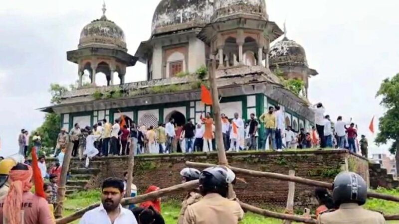 फतेहपुर मकबरे की तोड़फोड़ में शामिल सपा नेता को पार्टी ने निकाला