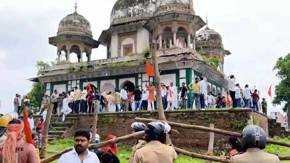 फतेहपुर मकबरे की तोड़फोड़ में शामिल सपा नेता को पार्टी ने निकाला