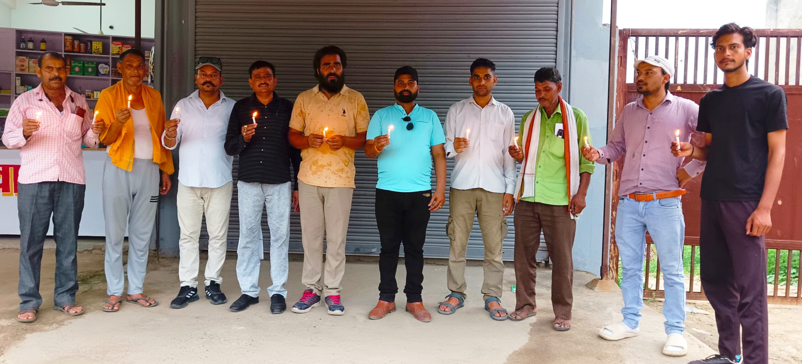 शहीद क्रांति दिवस पर कैंडल जलाकर किया शहीदों का स्मरण