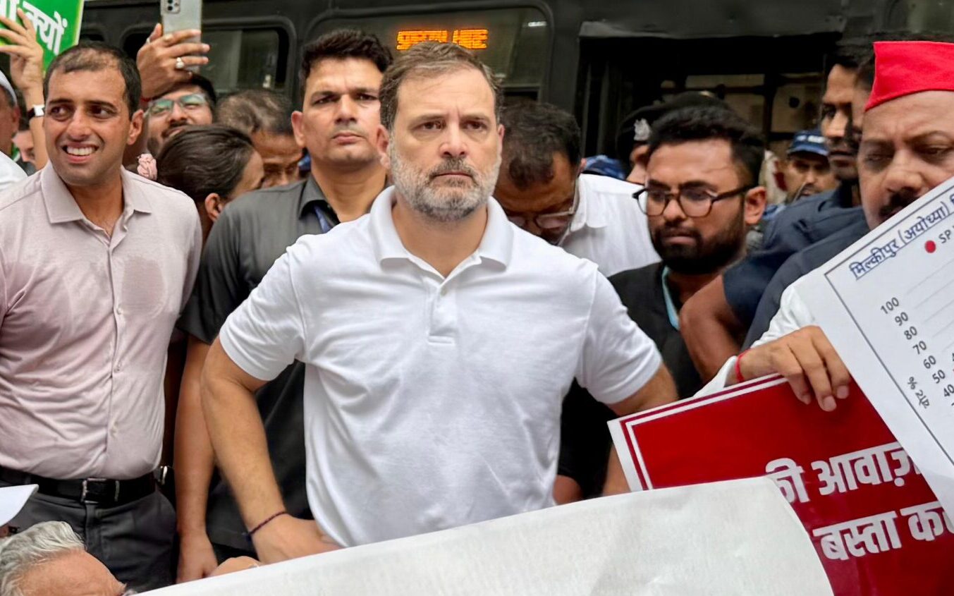 वोट चोरी के खिलाफ विपक्ष का चुनाव आयोग कार्यालय तक मार्च, हिरासत में लिए गए कई नेता