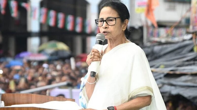 बीजेपी का बंधुआ मजदूर बन गया है चुनाव आयोग: ममता बनर्जी