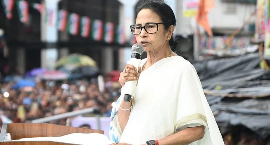 बीजेपी का बंधुआ मजदूर बन गया है चुनाव आयोग: ममता बनर्जी