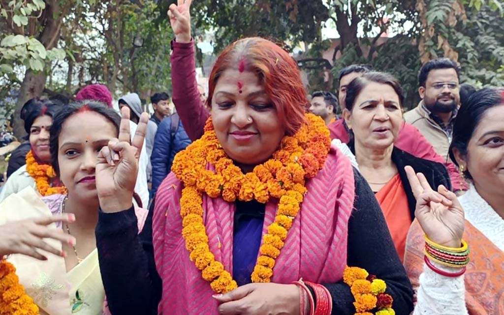 तेजस्वी के खुलासे के बाद मुजफ्फरपुर मेयर की मुश्किलें बढ़ीं, EC ने भेजा नोटिस  मेयर की मुश्किलें बढ़ीं, EC ने भेजा नोटिस