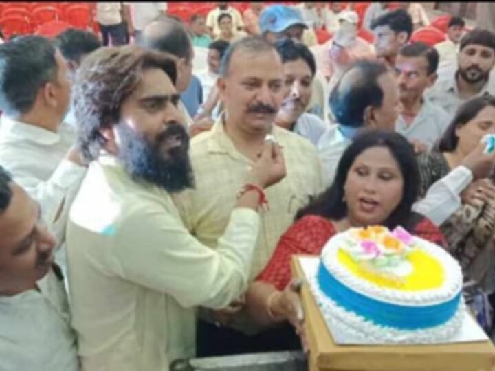 केक काटकर मनाया पूर्व पीएम राजीव गांधी का जन्म दिन, वरिष्ठ नेताओं की मौजूदगी ने बढ़ाया कांग्रेसियों का जोश