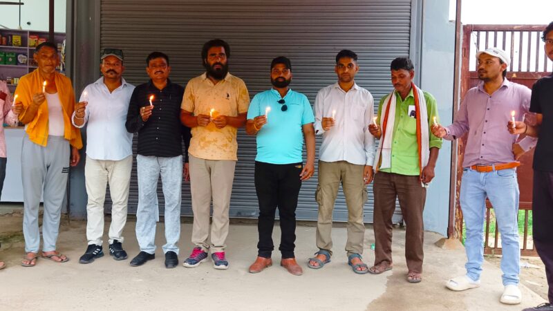 शहीद क्रांति दिवस पर कैंडल जलाकर किया शहीदों का स्मरण