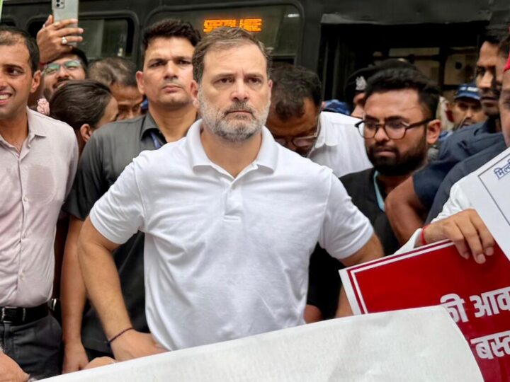 वोट चोरी के खिलाफ विपक्ष का चुनाव आयोग कार्यालय तक मार्च, हिरासत में लिए गए कई नेता