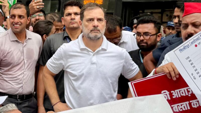 वोट चोरी के खिलाफ विपक्ष का चुनाव आयोग कार्यालय तक मार्च, हिरासत में लिए गए कई नेता