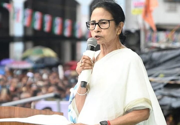 बीजेपी का बंधुआ मजदूर बन गया है चुनाव आयोग: ममता बनर्जी