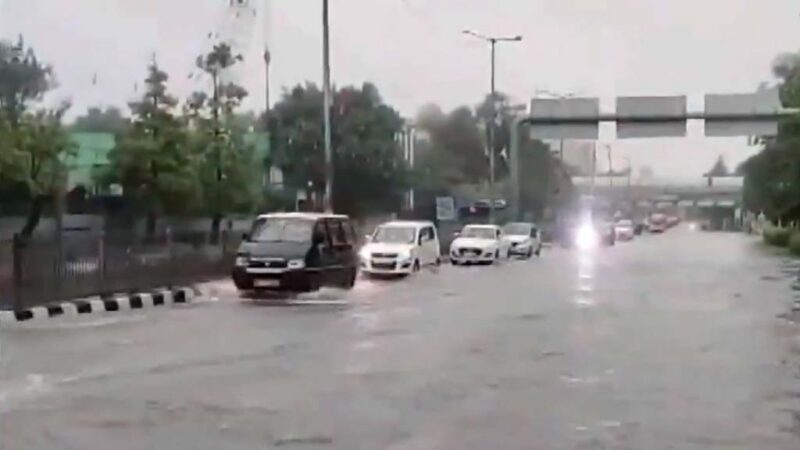 दिल्ली-NCR में जमकर हुई बारिश, सरकार के दावों की खुली पोल, कई जगह जल भराव